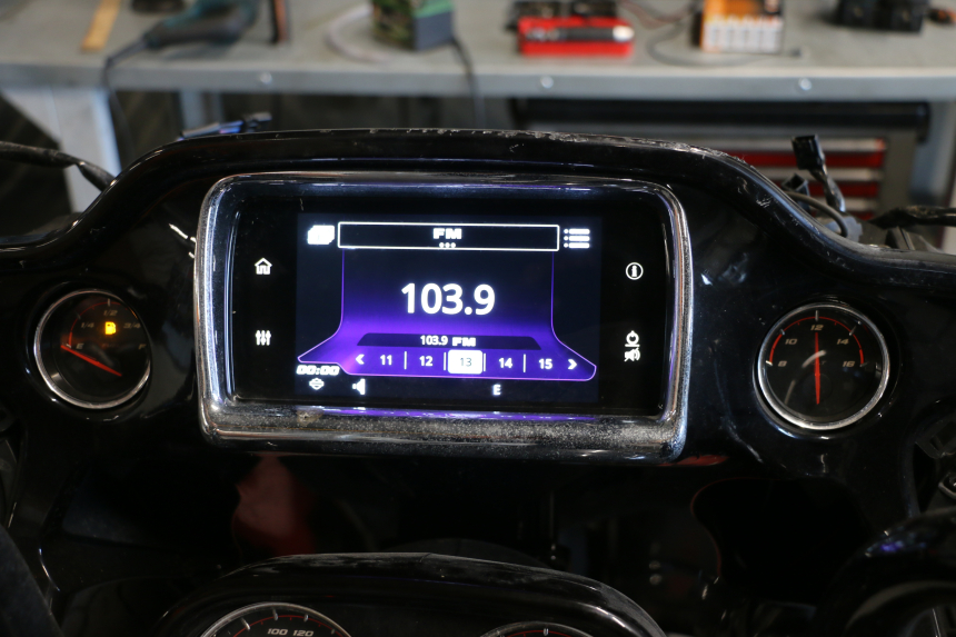 photo de MULTIMEDIA-DISPLAY HARLEY DAVIDSON ROAD GLIDE FLTRXSE 1920 (2018 - 2022) - Technische Nahaufnahme