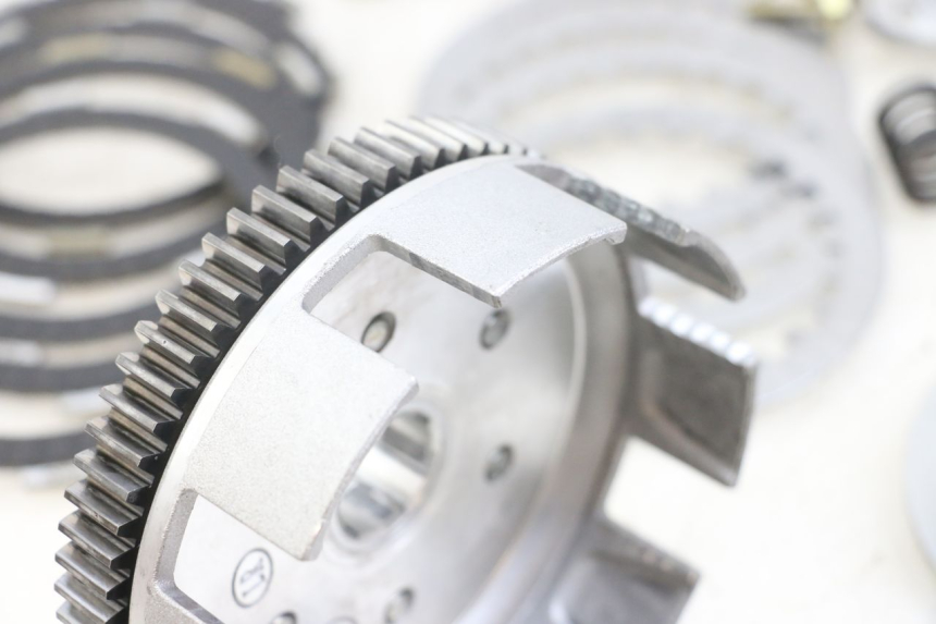 photo de KUPPLUNG APOLLO RFZ 140 - Details der Befestigungspunkte