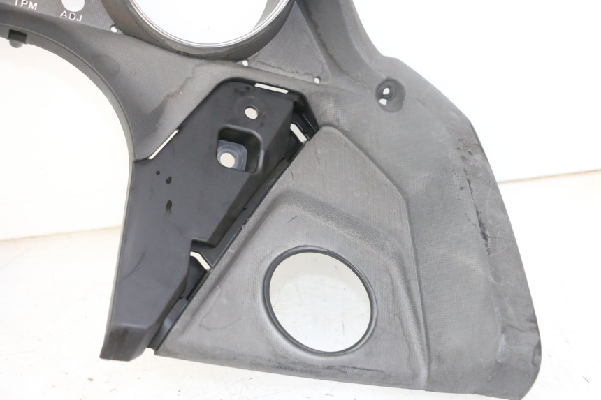 photo de TACHOMETERBLENDE KYMCO DINK STREET 125 (2009 - 2014) - Fokus auf die Struktur