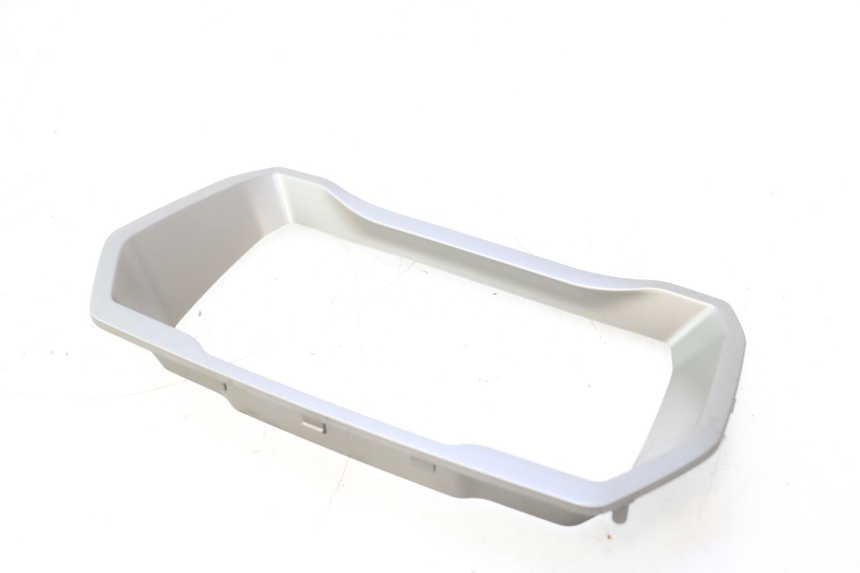 photo de TACHO VERKLEIDUNG PIAGGIO MP3 HPE 530 (2022 - 2026) - Detailansicht des Bauteils