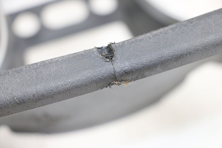 photo de TACHOMETERBLENDE PIAGGIO MP3 125 (2006 - 2014) - Details der Befestigungspunkte