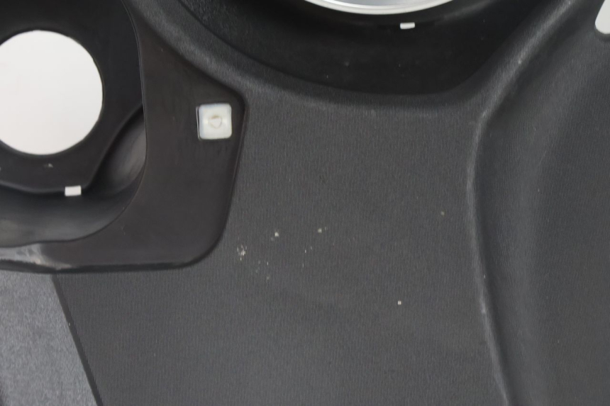photo de TACHO VERKLEIDUNG PIAGGIO MP3 500 (2016 - 2018) - Detailansicht des Bauteils