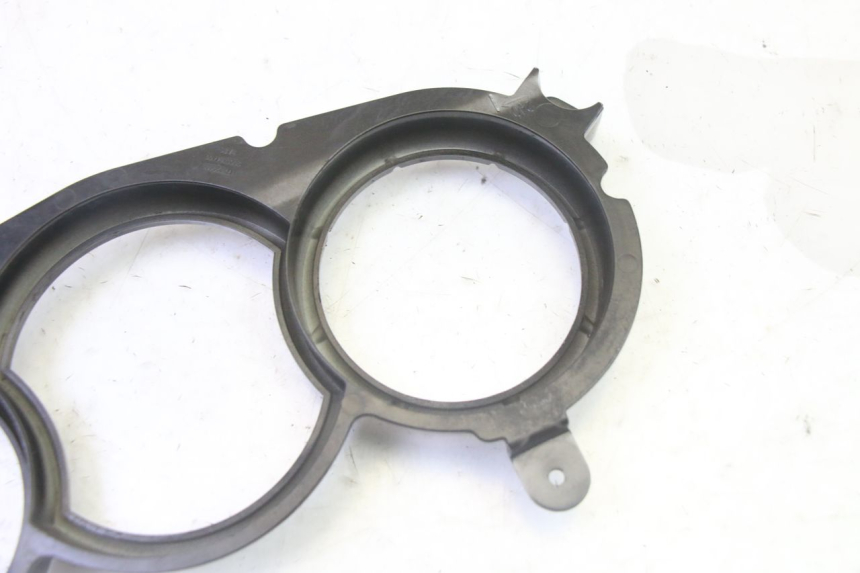 photo de TACHO VERKLEIDUNG PEUGEOT SATELIS 125 (2013 - 2018) - Details der Befestigungspunkte