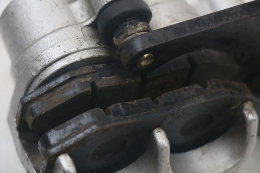 photo de HINTEN BREMSSATTEL JONWAY AZTRAL 125 (2008 - 2017) - Details der Befestigungspunkte