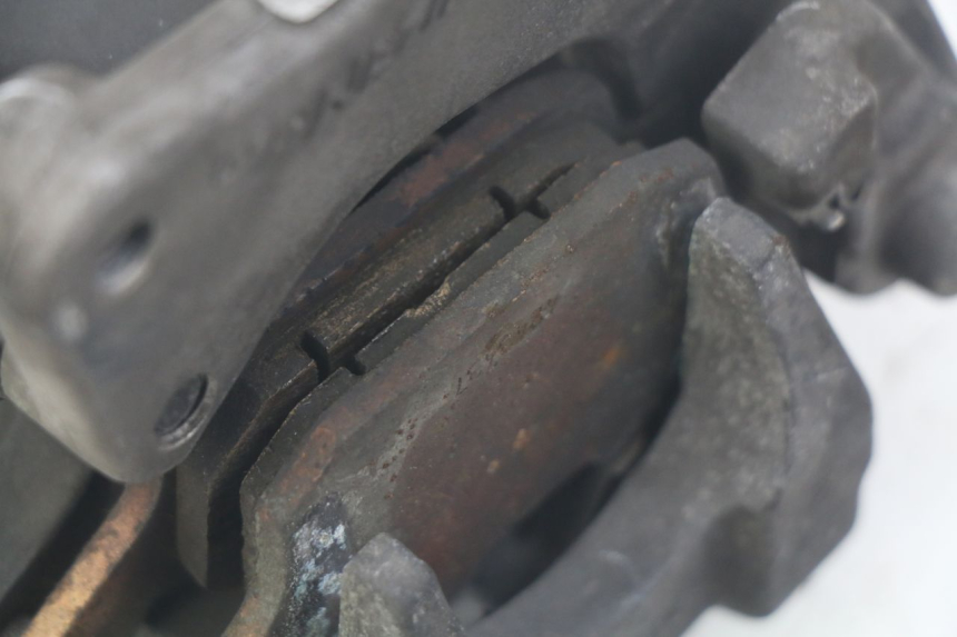 photo de HINTEN BREMSSATTEL HONDA FES PANTHEON 125 (2003 - 2007) - Zoom auf Gebrauchszustand