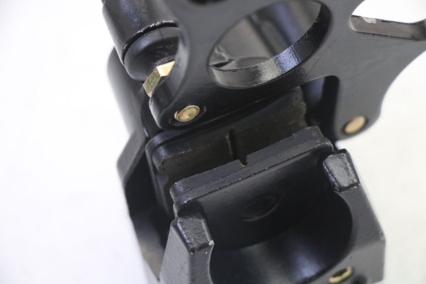 photo de HINTEN BREMSSATTEL APOLLO RFZ 125 - Details der Befestigungspunkte