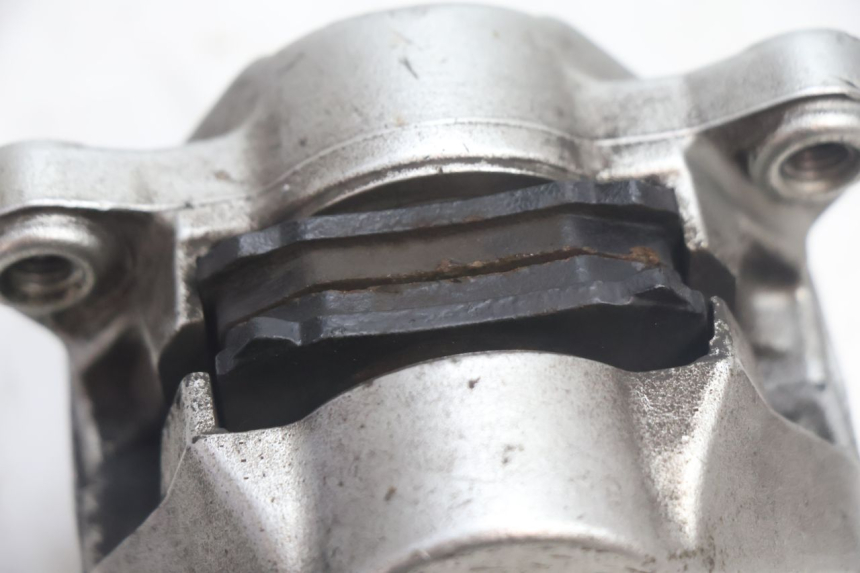 photo de HINTEN BREMSSATTEL YAMAHA YP MAJESTY 125 (2002 - 2006) - Details der Befestigungspunkte