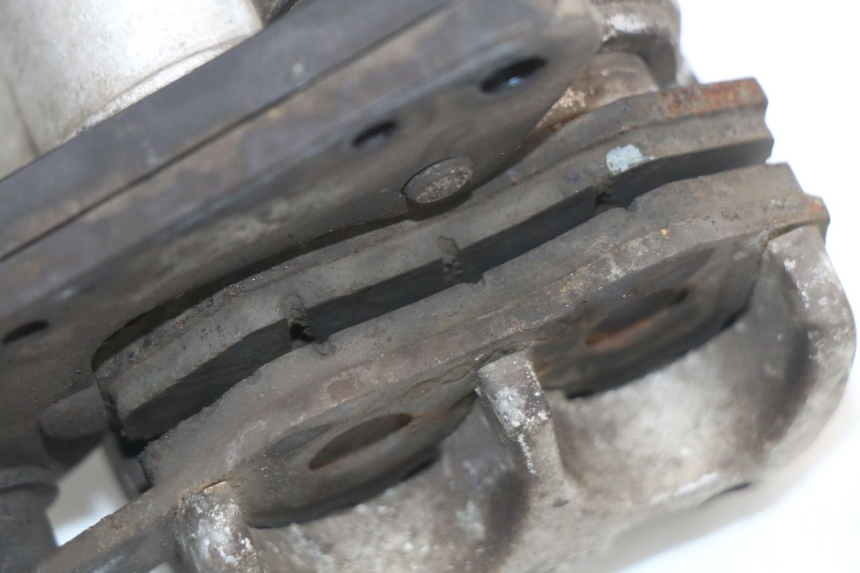 photo de VORDERER BREMSSATTEL KYMCO AGILITY 4T 50 (2005 - 2018) - Details der Befestigungspunkte