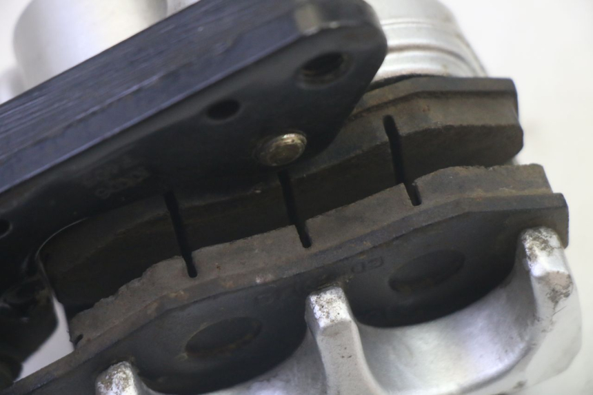 photo de VORDERER BREMSSATTEL KYMCO AGILITY 4T 50 (2018 - 2022) - Details der Befestigungspunkte