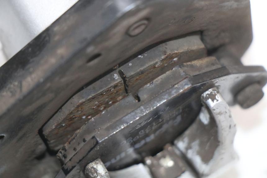 photo de VORDERER BREMSSATTEL KYMCO AGILITY FR 2T 50 (2012 - 2017) - Details der Befestigungspunkte