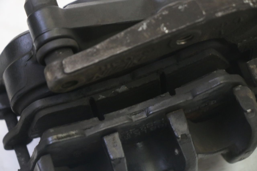 photo de VORDERER BREMSSATTEL SUZUKI BURGMAN 125 (2007 - 2014) - Details der Befestigungspunkte