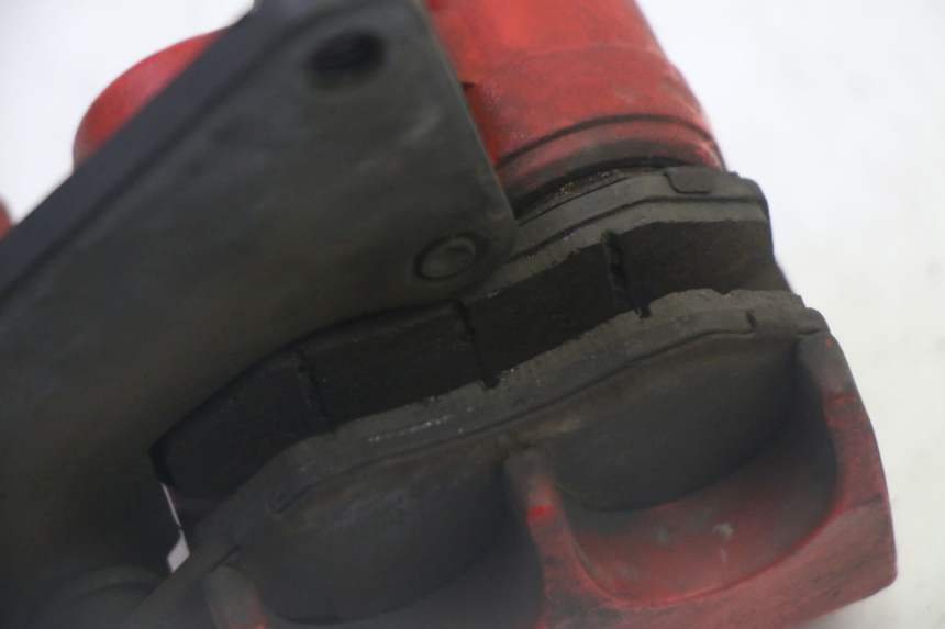 photo de VORDERER BREMSSATTEL SYM CROX 4T 50 (2016 - 2023) - Details der Befestigungspunkte