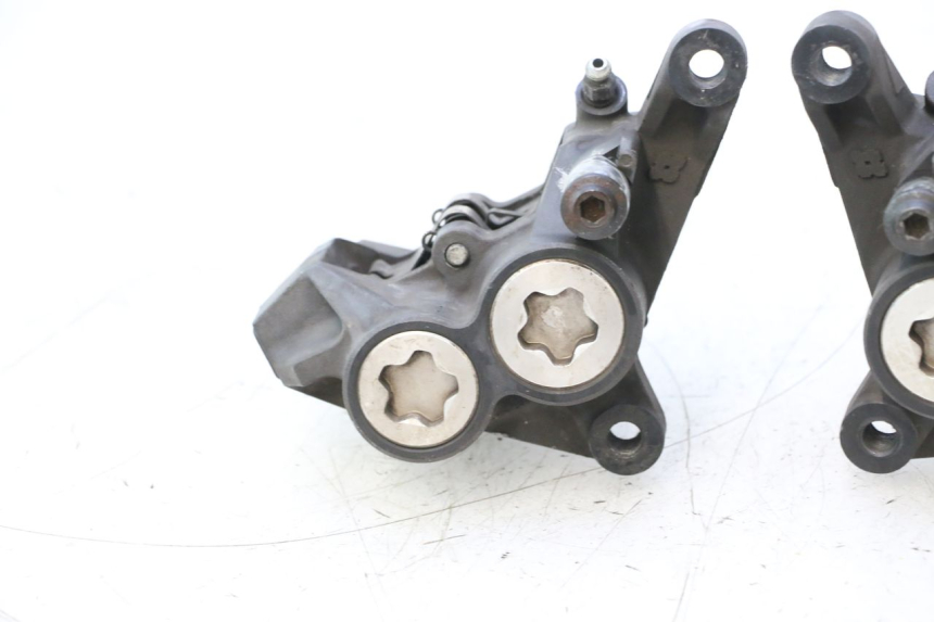 photo de BREMSZANGE VORNE YAMAHA FJR 1300 (2001 - 2005) - Details der Befestigungspunkte