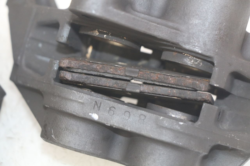 photo de VORDERER BREMSSATTEL YAMAHA FZS FAZER 600 (1998 - 2001) - Zoom auf Gebrauchszustand