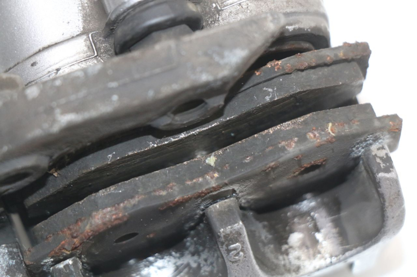 photo de VORDERER BREMSSATTEL HONDA NHX LEAD 110 (2008 - 2010) - Details der Befestigungspunkte