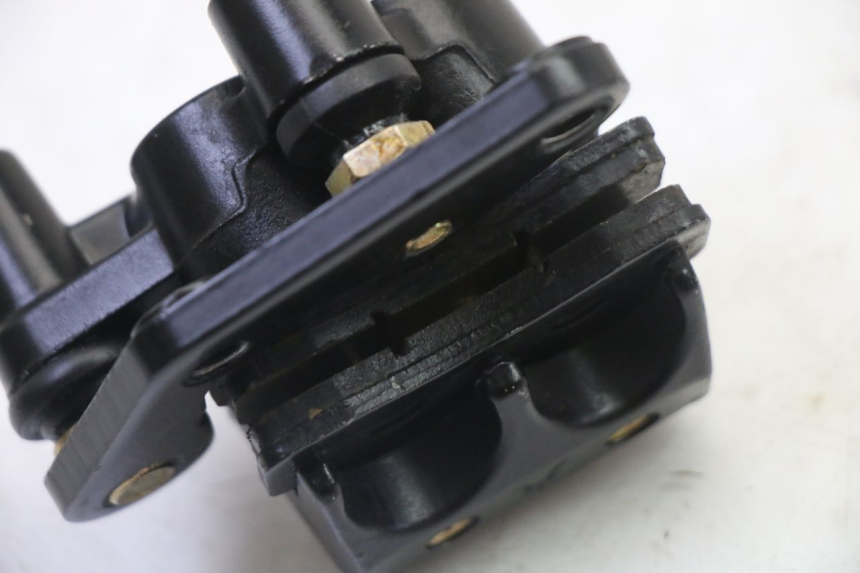 photo de VORDERER BREMSSATTEL APOLLO RFZ 125 - Details der Befestigungspunkte