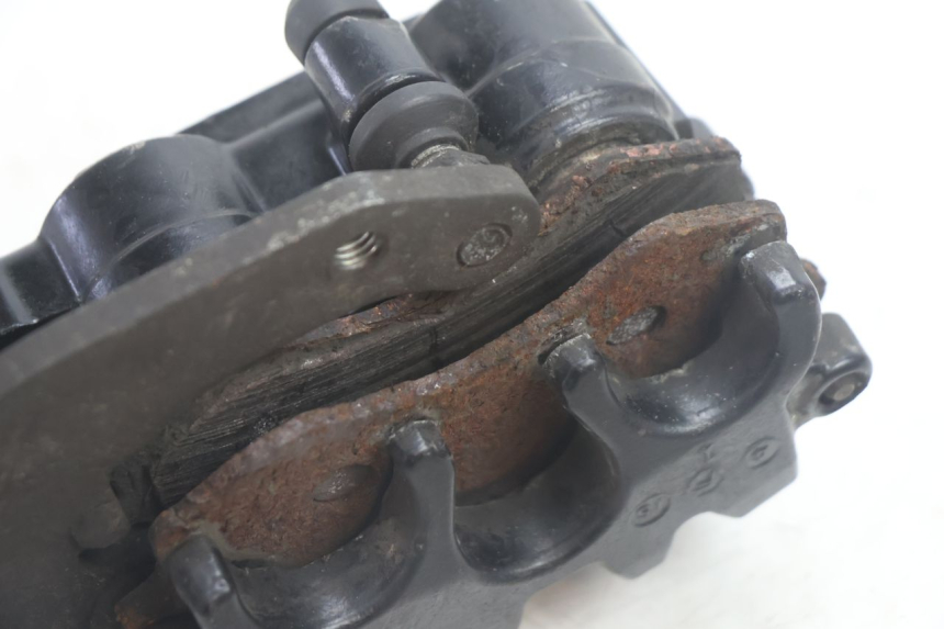 photo de BREMSZANGE VORNE PEUGEOT SATELIS 125 (2013 - 2018) - Details der Befestigungspunkte