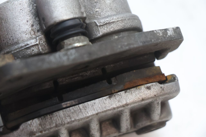 photo de VORDERER BREMSSATTEL DERBI SENDA 50 (2003 - 2005) - Details der Befestigungspunkte