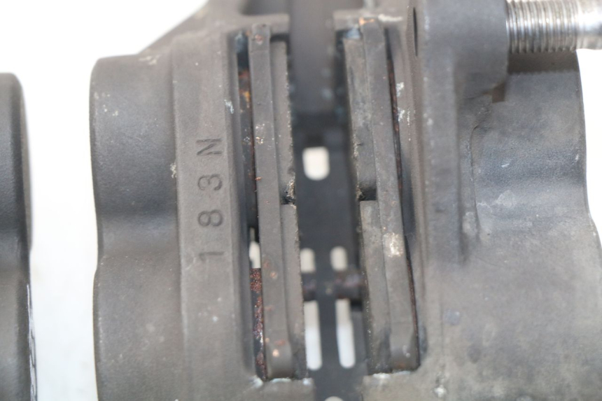 photo de VORDERER BREMSSATTEL YAMAHA TDM ABS 900 (2002 - 2014) - Zoom auf Gebrauchszustand