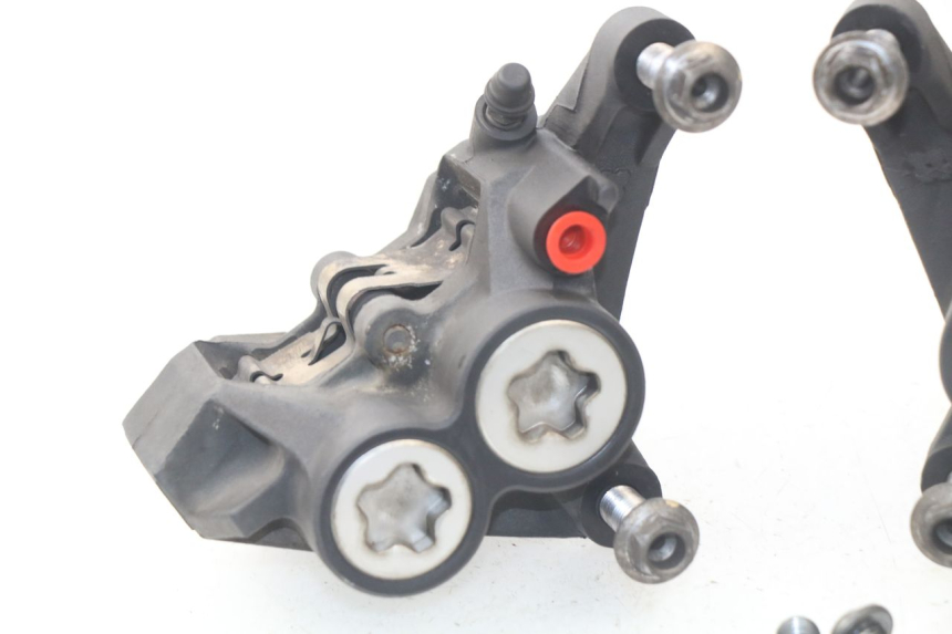 photo de VORDERER BREMSSATTEL YAMAHA TDM ABS 900 (2002 - 2014) - Details der Befestigungspunkte