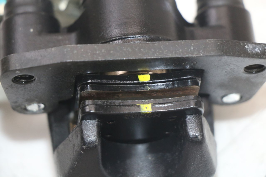 photo de BREMSZANGE ROLL LOCK PIAGGIO MP3 HPE 350 (2018 - 2020) - Details der Befestigungspunkte