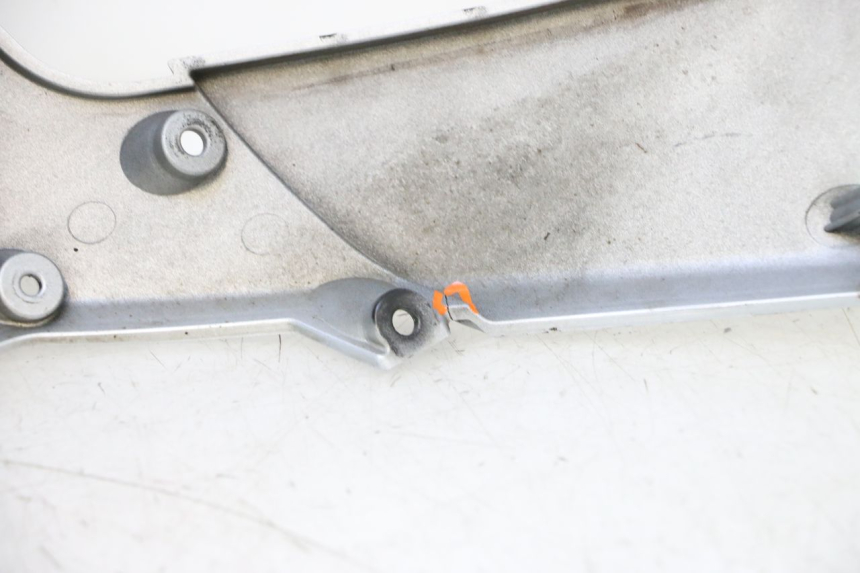 photo de FRONTVERKLEIDUNG UNTER PIAGGIO MP3 125 (2006 - 2014) - Details der Befestigungspunkte