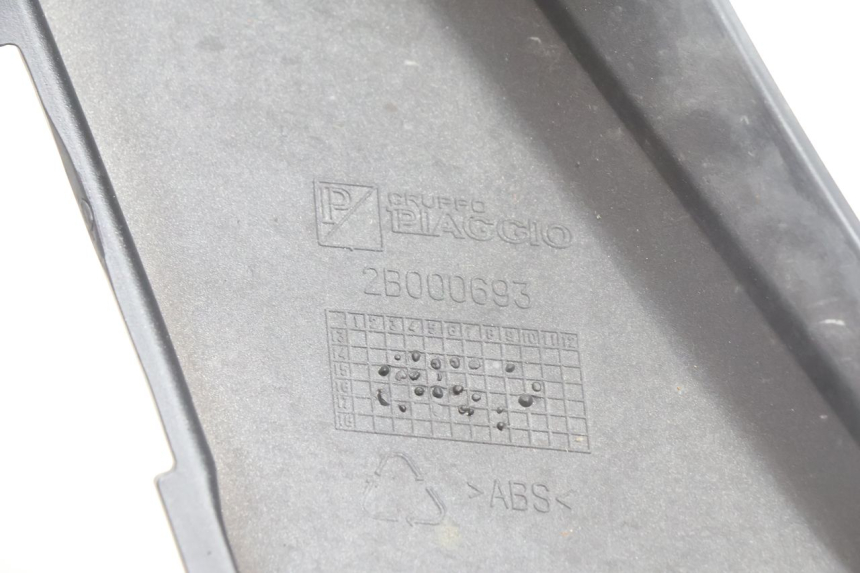 photo de FRONTVERKLEIDUNG UNTER PIAGGIO MP3 500 (2016 - 2018) - Details der Befestigungspunkte