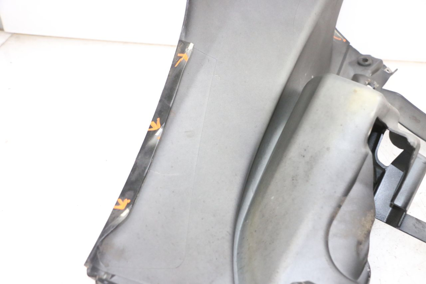 photo de FRONTVERKLEIDUNG  PIAGGIO MP3 125 (2006 - 2014) - Details der Befestigungspunkte