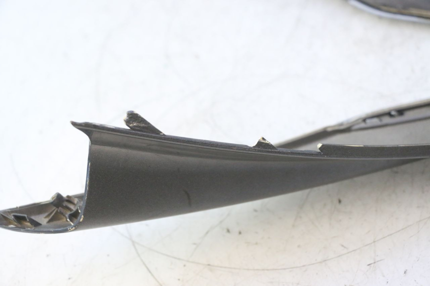 photo de FRONTVERKLEIDUNG OBEN PEUGEOT SATELIS 125 (2013 - 2018) - Details der Befestigungspunkte
