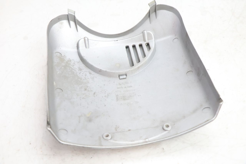 photo de FRONTVERKLEIDUNG OBEN APRILIA SCARABEO GT 125 (1999 - 2007) - Details der Befestigungspunkte