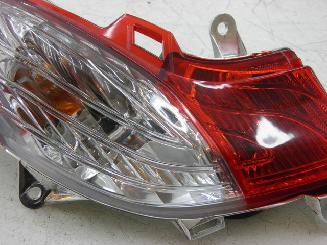photo de RÜCKLICHT RECHTS HONDA FES S-WING SWING ABS 125 (2007 - 2015) - Details der Befestigungspunkte