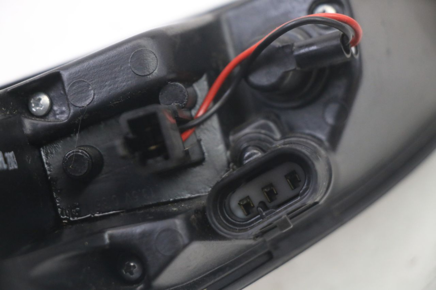 photo de RÜCKLICHT RECHTS PEUGEOT SATELIS 125 (2013 - 2018) - Details der Befestigungspunkte