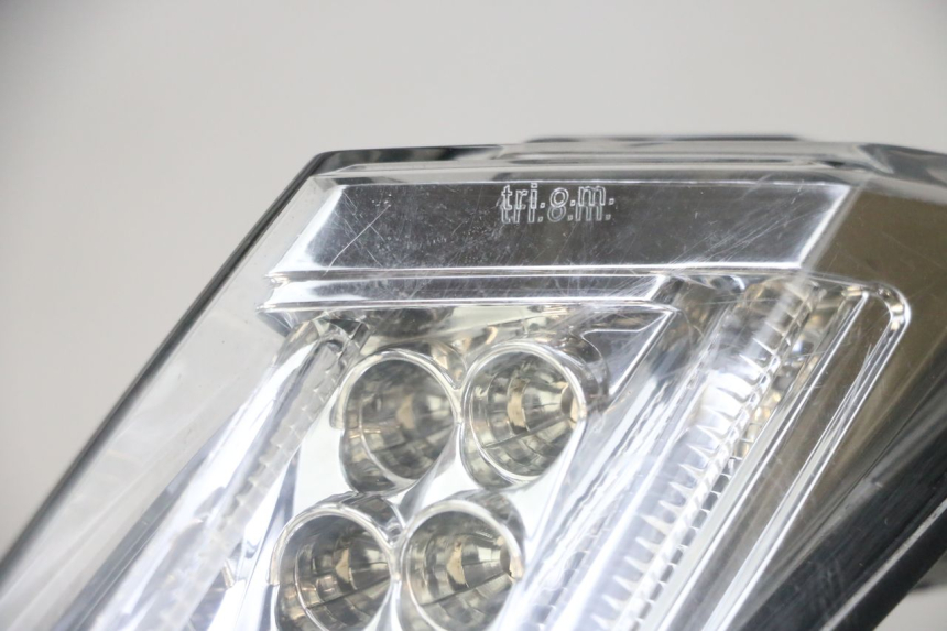 photo de RÜCKLICHT RECHTS PEUGEOT SATELIS 125 (2013 - 2018) - Details der Befestigungspunkte