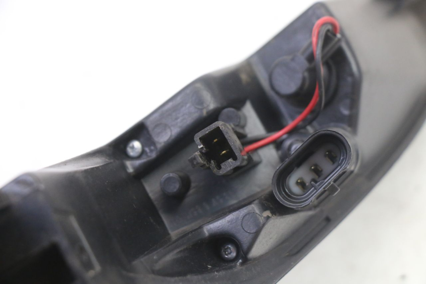 photo de RÜCKLICHT RECHTS PEUGEOT SATELIS 125 (2013 - 2018) - Details der Befestigungspunkte