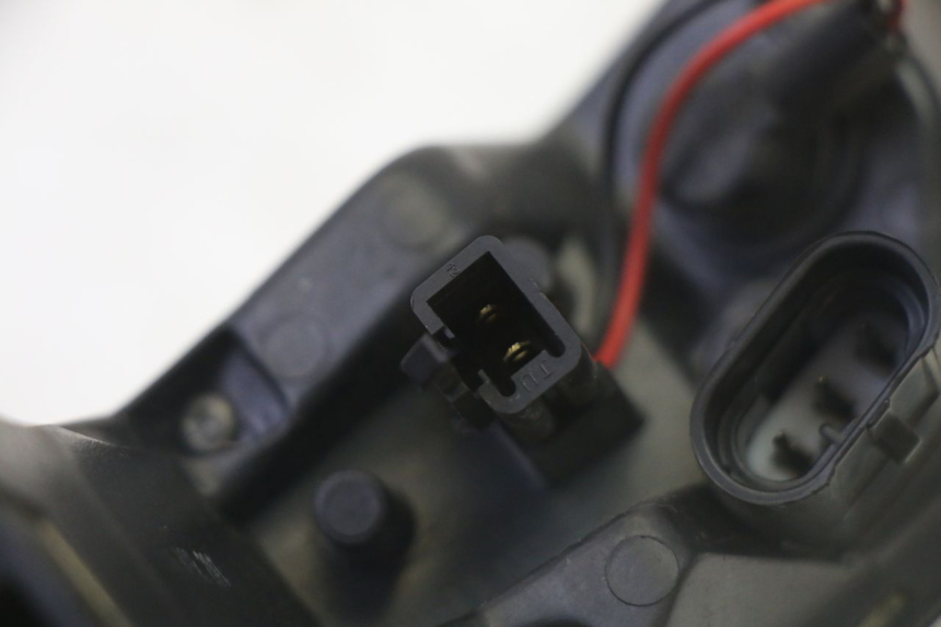 photo de RÜCKLICHT RECHTS PEUGEOT SATELIS 125 (2013 - 2018) - Details der Befestigungspunkte