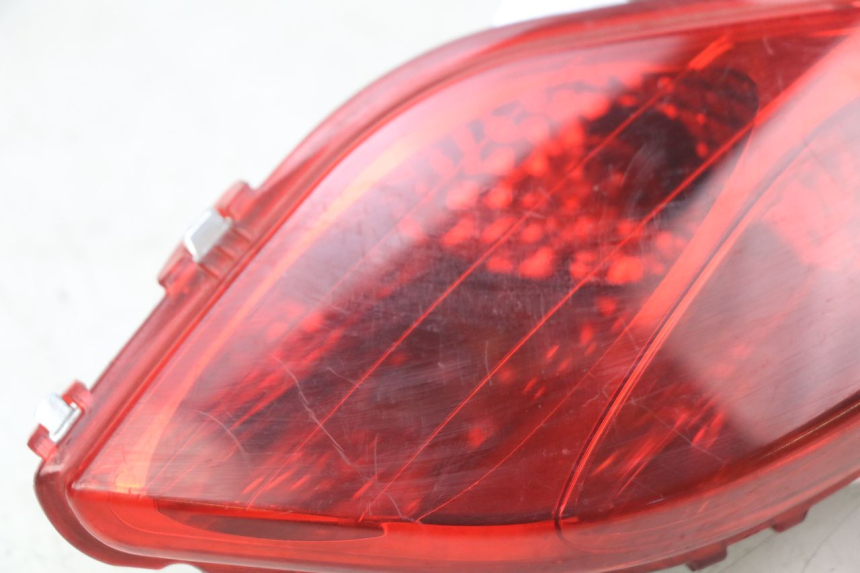 photo de RECHTES RÜCKLICHT YAMAHA X-MAX XMAX 125 (2010 - 2013) - Oberflächenzustand und Material