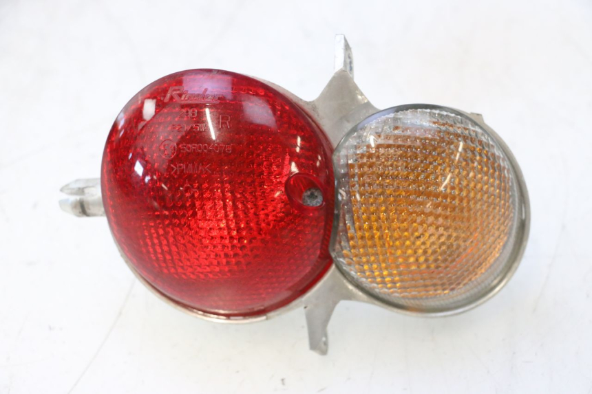 photo de RÜCKLICHT RECHTS YAMAHA YP MAJESTY 125 (2007 - 2010) - Details der Befestigungspunkte