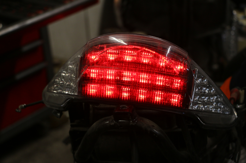 photo de RÜCKLICHT KEEWAY F-ACT FACT EVO 50 (2020 - 2026) - Zoom auf Gebrauchszustand