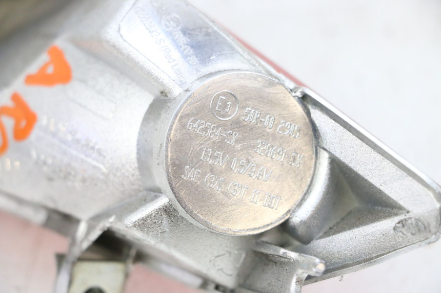 photo de RÜCKLICHT LINKS PIAGGIO MP3 HPE 300 (2019 - 2026) - Oberflächenzustand und Material