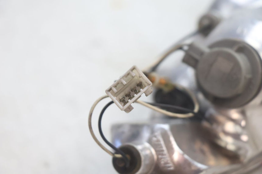 photo de RÜCKLICHT LINKS PIAGGIO MP3 125 (2006 - 2014) - Details der Befestigungspunkte