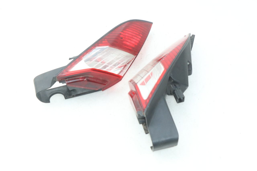 photo de RÜCKLICHT PEUGEOT SATELIS 125 (2006 - 2009) - Oberflächenzustand und Material