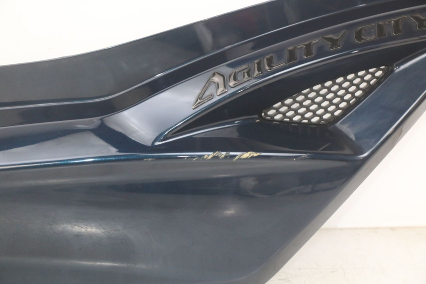 photo de RECHTER HINTERER KOTFLÜGEL KYMCO AGILITY 16+ 4T 50 (2018 - 2023) - Kennzeichnungen und Originalreferenzen