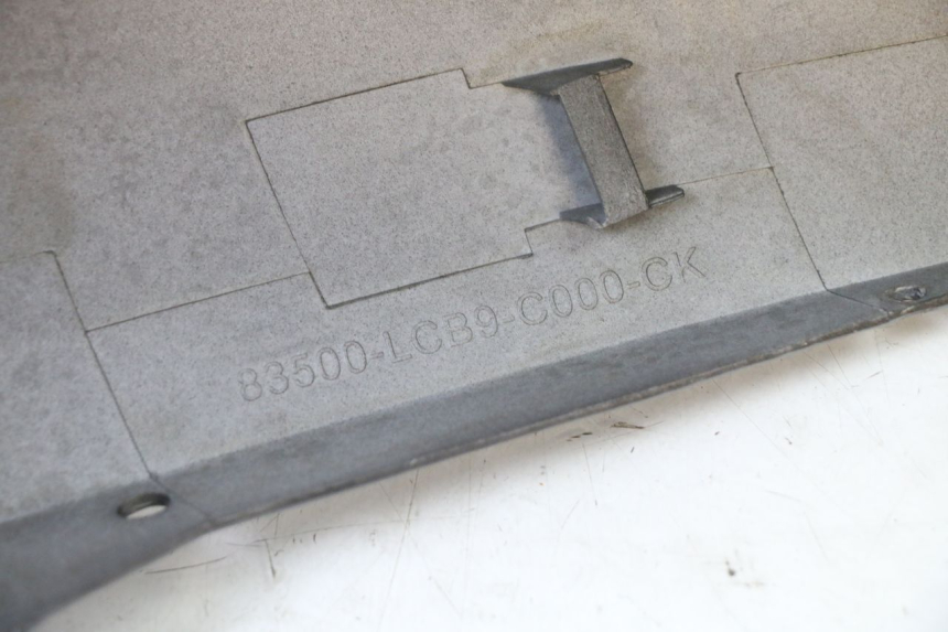 photo de RECHTER HINTERER KOTFLÜGEL KYMCO AGILITY 4T 50 (2005 - 2018) - Kennzeichnungen und Originalreferenzen