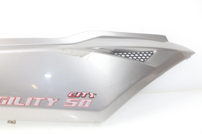 photo de VERKLEIDUNG HINTEN RECHTS KYMCO AGILITY CITY 4T 50 (2008 - 2016) - Oberflächenzustand und Material