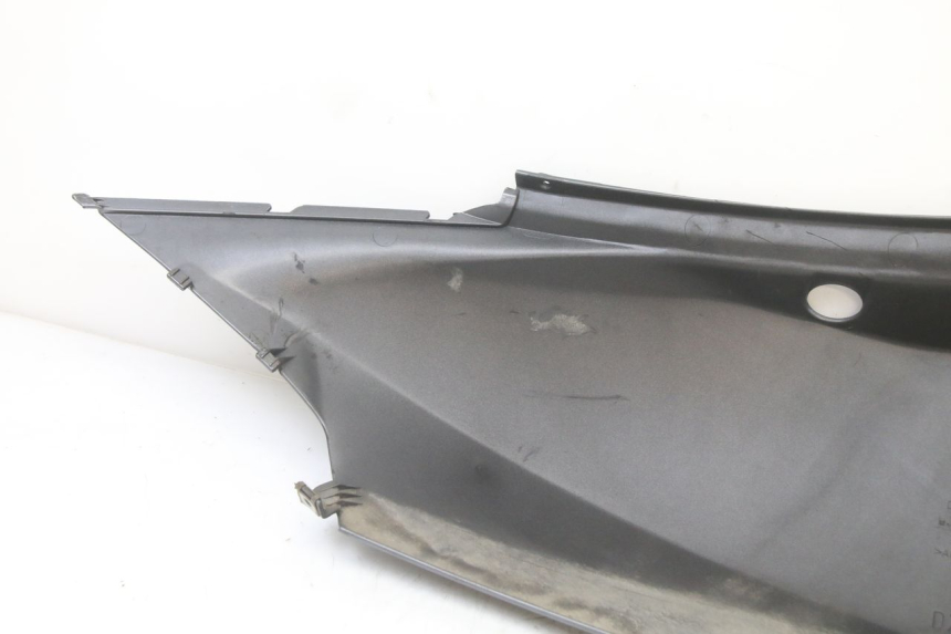 photo de VERKLEIDUNG HINTEN RECHTS APRILIA ATLANTIC 125 (2003 - 2009) - Details der Befestigungspunkte