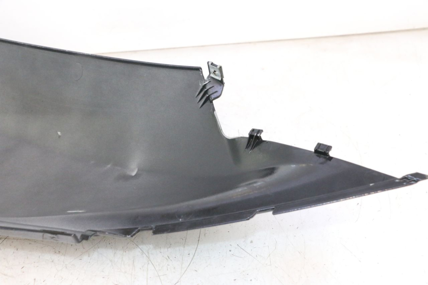 photo de VERKLEIDUNG HINTEN RECHTS APRILIA ATLANTIC S 125 (2010 - 2013) - Detaillierte Sichtprüfung
