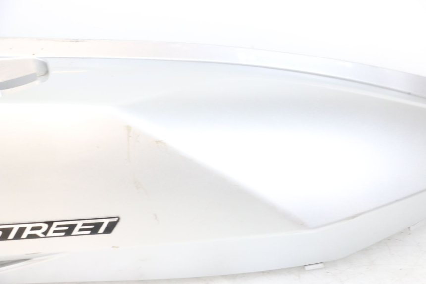 photo de RECHTE HINTERE SEITENVERKLEIDUNG KYMCO DINK STREET 125 (2009 - 2014) - Details der Befestigungspunkte