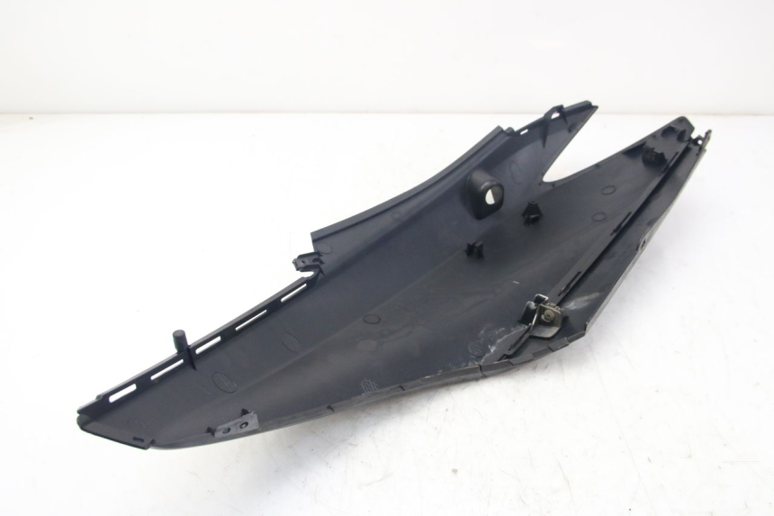 photo de RECHTE HINTERE SEITENVERKLEIDUNG YAMAHA D'ELIGHT DELIGHT 125 (2017 - 2020) - Alternative Perspektive