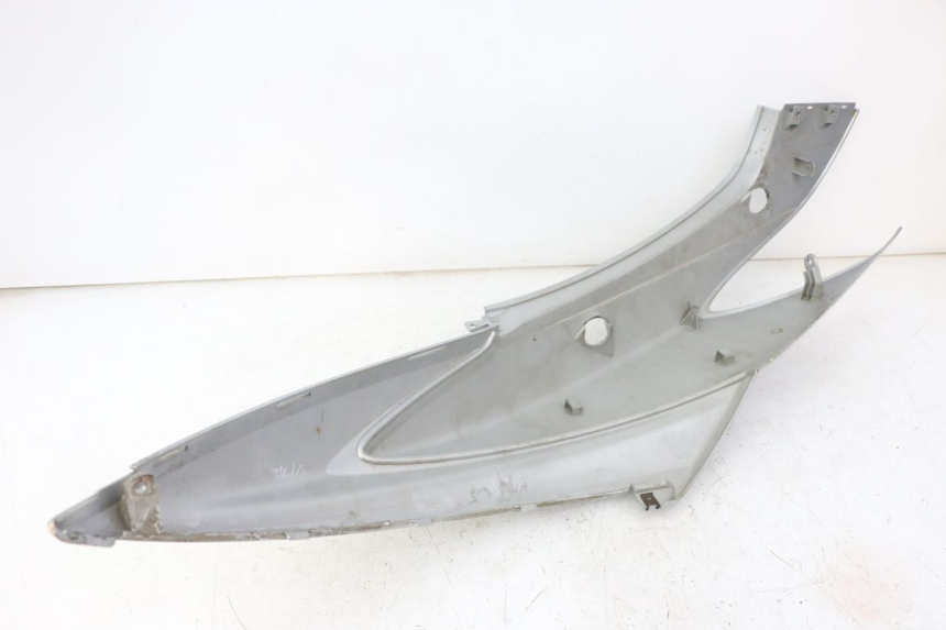 photo de VERKLEIDUNG HINTEN RECHTS MBK FLAME X 125 (2007 - 2016) - Details der Befestigungspunkte