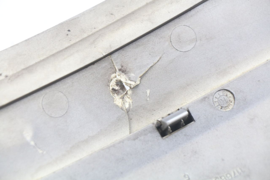 photo de RECHTER HINTERER KOTFLÜGEL PEUGEOT GEOPOLIS 400 (2007 - 2013) - Zoom auf Gebrauchszustand